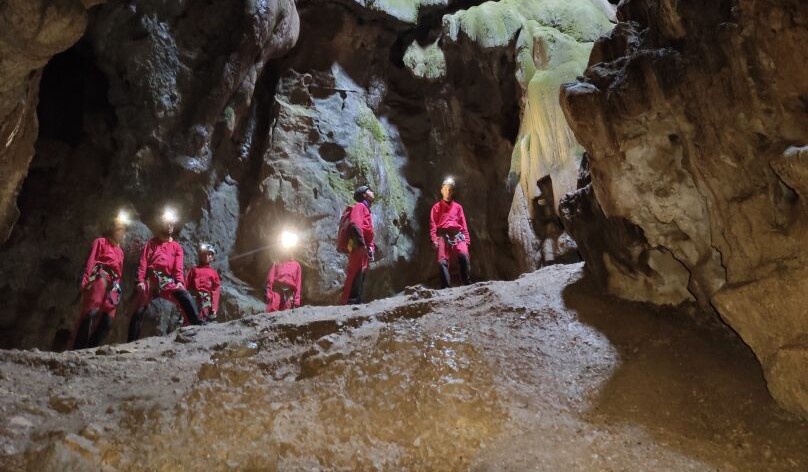 Groupe qui découvre une magnifique grotte lors d'une sortie spéléo en Ardèche